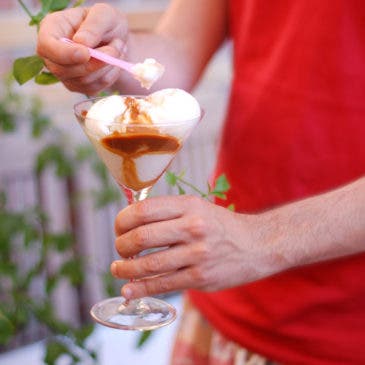 Yogur helado con salsa toffee