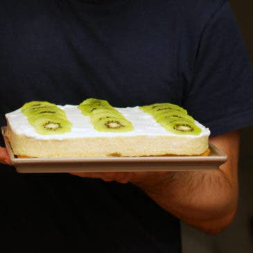 Tarta rápida de flan, nata y fruta