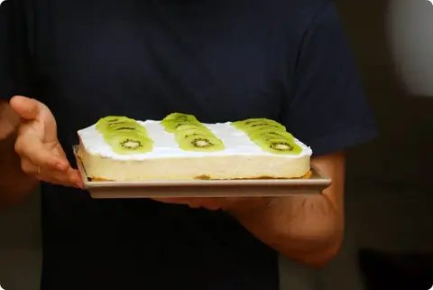 Tarta de flan y nata con soletillas y frutas