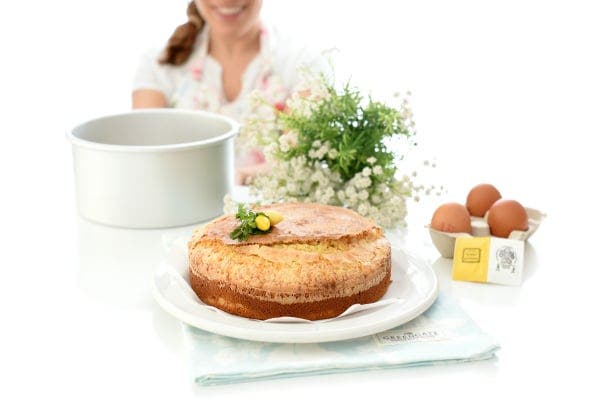 Bizcocho casero de nata con costra de azúcar en Thermomix®