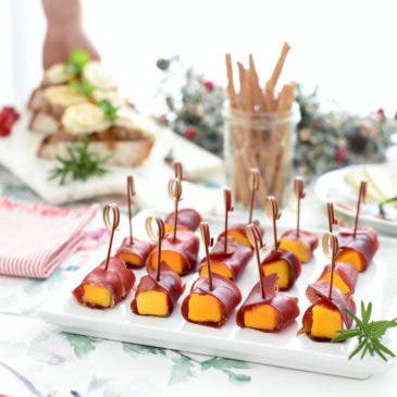 Brocheta de mango y cecina con vinagreta