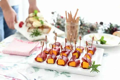 Brochetas de mango y cecina, con vinagreta