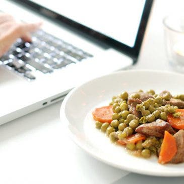 Estofado de carne con guisantes y zanahorias