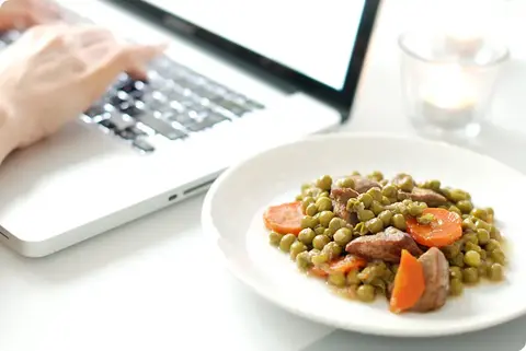 Estofado de carne con guisantes y zanahorias