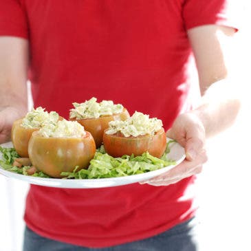 Tomates rellenos con ensaladilla de aguacate