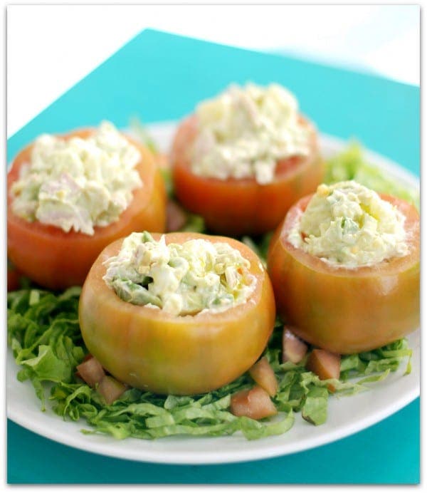 Tomates rellenos de ensaladilla de aguacate