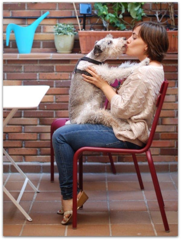 Willy dando besos de amor en la terraza