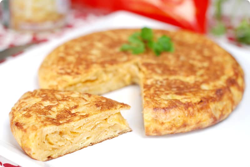 Tortilla española exprés con patatas de bolsa