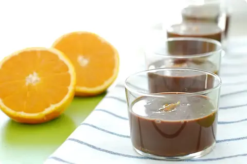 Vasitos de chocolate con naranja