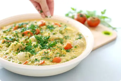 Arroz con guisantes y alcachofas