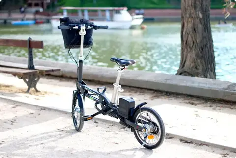 De paseo en bicicleta el&eacute;ctrica