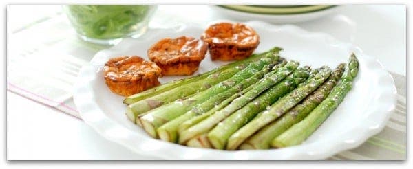 Espárragos verdes a la plancha con flan de tomate y orégano
