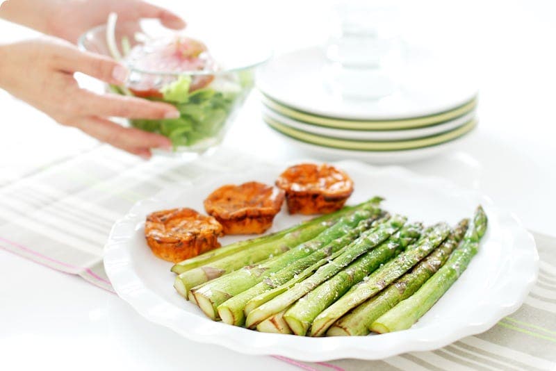 Espárragos verdes a la plancha con flan de tomate y orégano