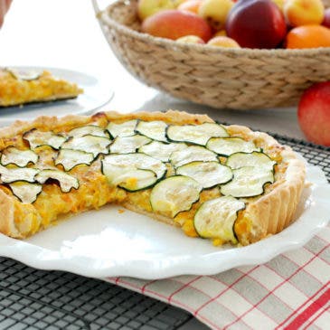 Tarta salada fácil de pollo, maíz y calabacín