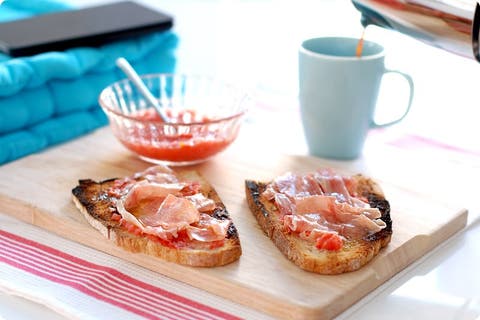 Pan tumaca o pan con tomate para el desayuno