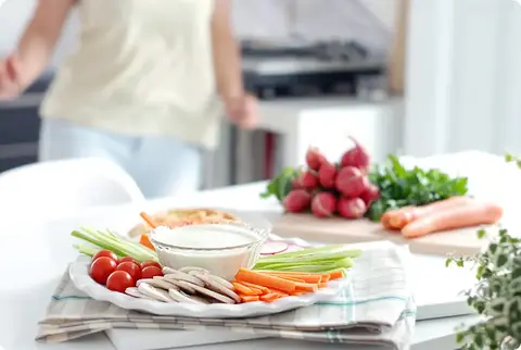 Crudit&eacute;s con diferentes dips y hummus