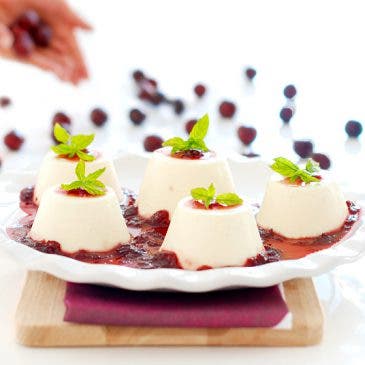 Flan de queso con mermelada de cerezas