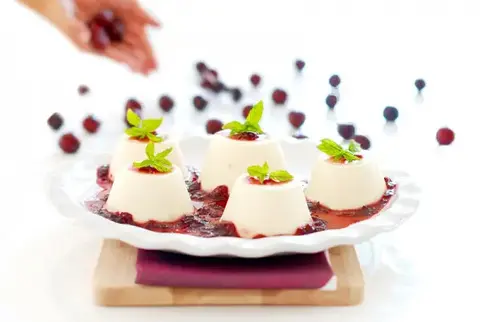 Flan de queso con mermelada de cerezas