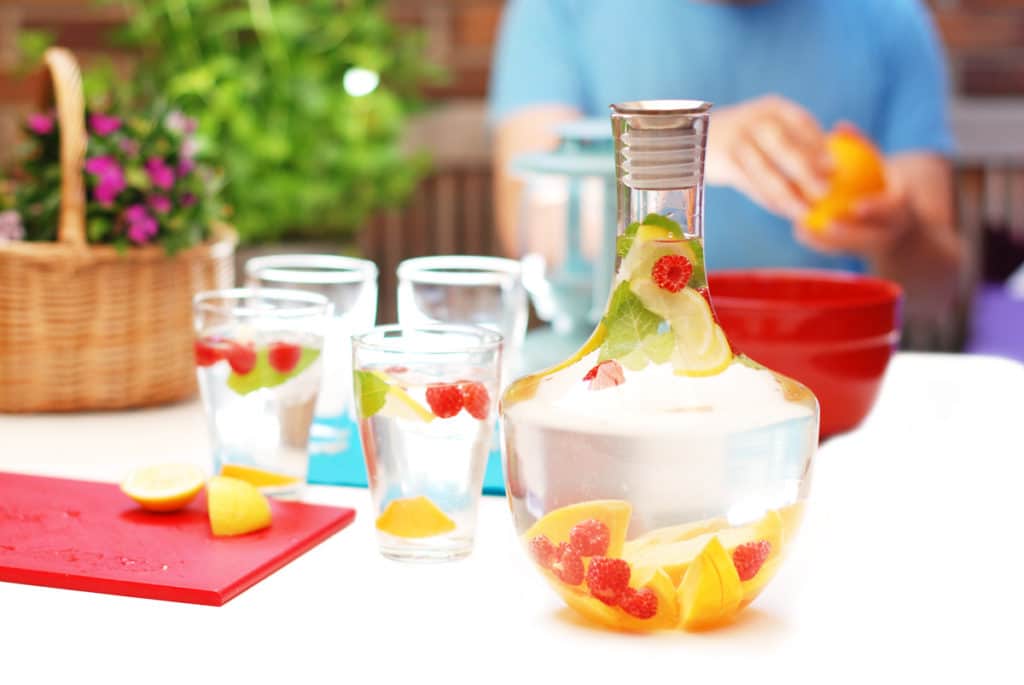 Agua infusionada con frutas para el verano