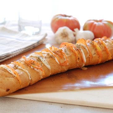 Pan al horno relleno con mozzarella y tomate