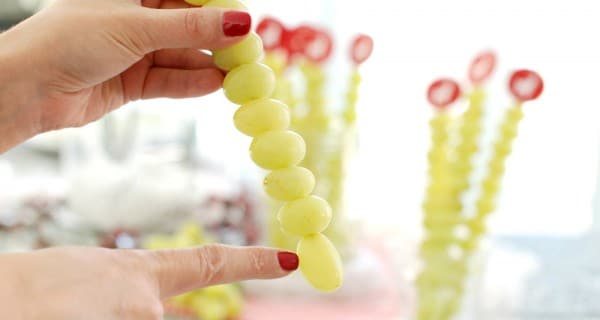 Así queda la parte final de las brochetas para las uvas de la suerte