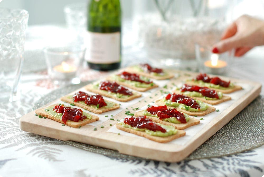 Entrantes de aguacate y pimientos caramelizados