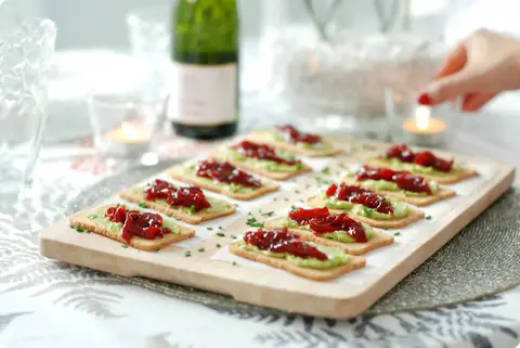 Tostas de aguacate y pimientos caramelizados