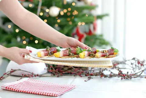 Rollitos de jam&oacute;n con mango y vinagreta de pipas