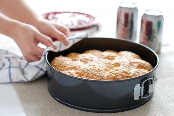 Pizza de bolitas dentro del molde desmoldable ya horneadas