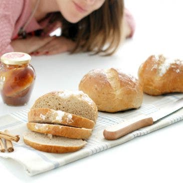 Panecillos de miel, canela y pasas