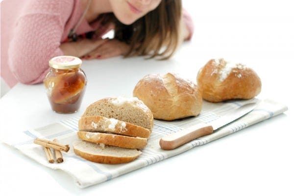 Panecillos de miel, canela y pasas