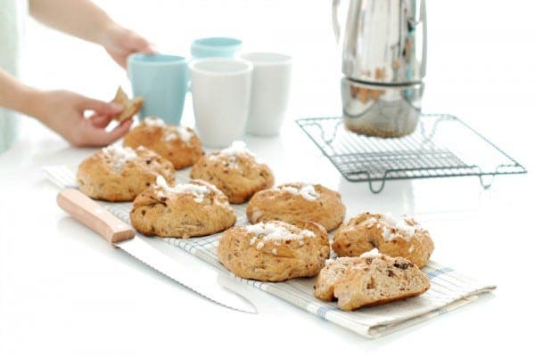 Panecillos de miel, canela y pasas