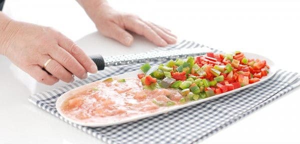 Pimientos cortados en taquitos y tomate rallado