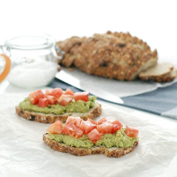 Tosta de aguacate, comino y tomate