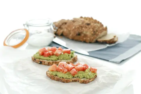 Tosta de aguacate, comino y tomate