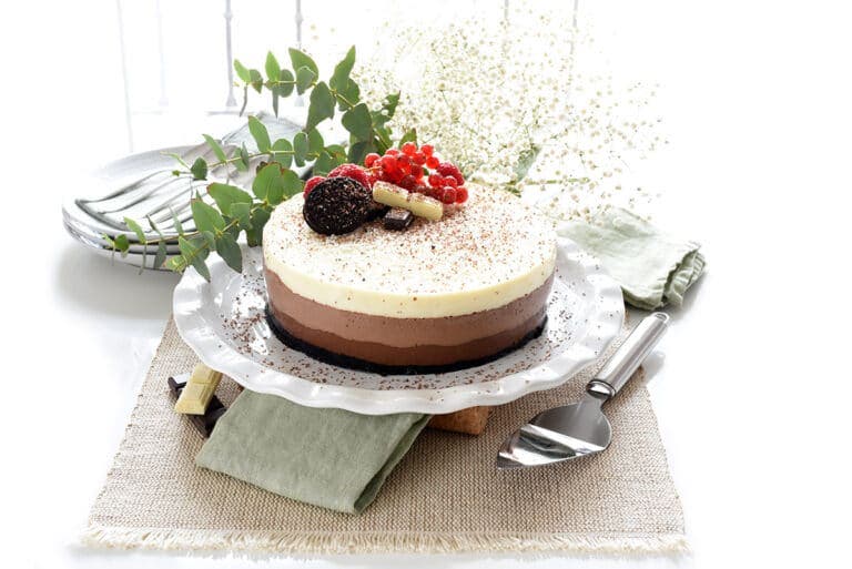 Tarta de tres chocolates con galletas