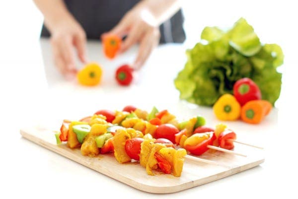 Brochetas de pollo con verduras , antes de cocinar