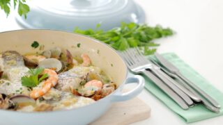 Merluza en salsa verde con almejas y langostinos