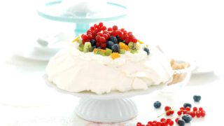 Pavlova con nata y frutas