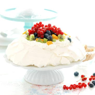 Pavlova con nata y frutas