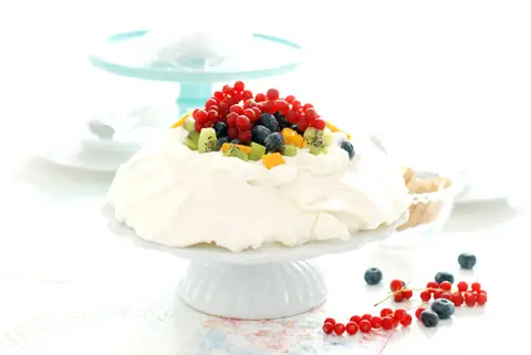 Pavlova con nata y frutas