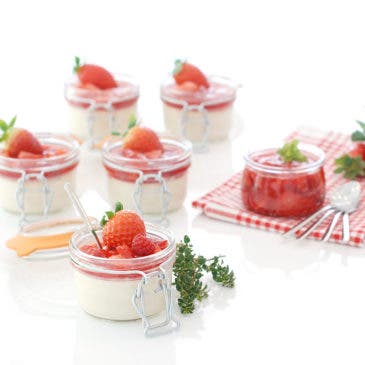 Panna cotta con salsa de frutos rojos