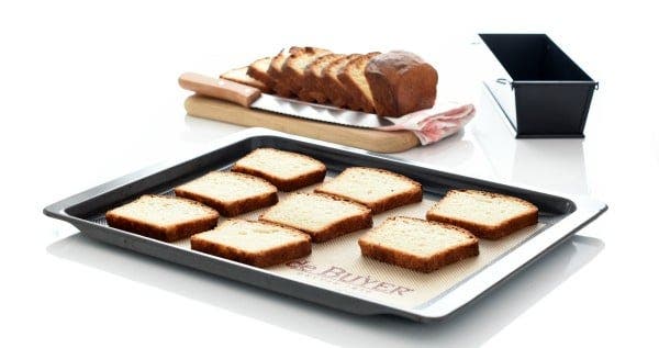 Coloca el pan en la bandeja del horno y calienta el horno