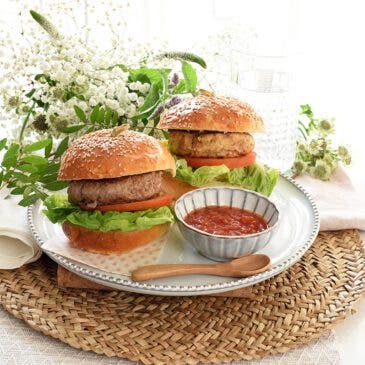 Hamburguesas de pollo, curry y dátiles