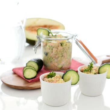 Ensalada de quinoa, salmón y pepino