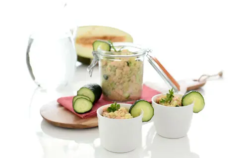 Ensalada de quinoa, salm&oacute;n y pepino