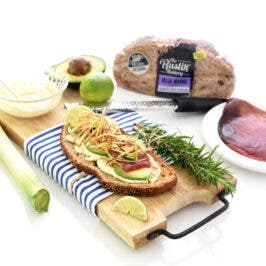 Tosta de atún rojo con aguacate