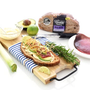 Tosta de atún rojo con aguacate