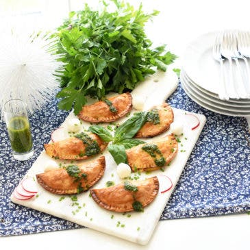 Empanadillas caprese con aceite de albahaca