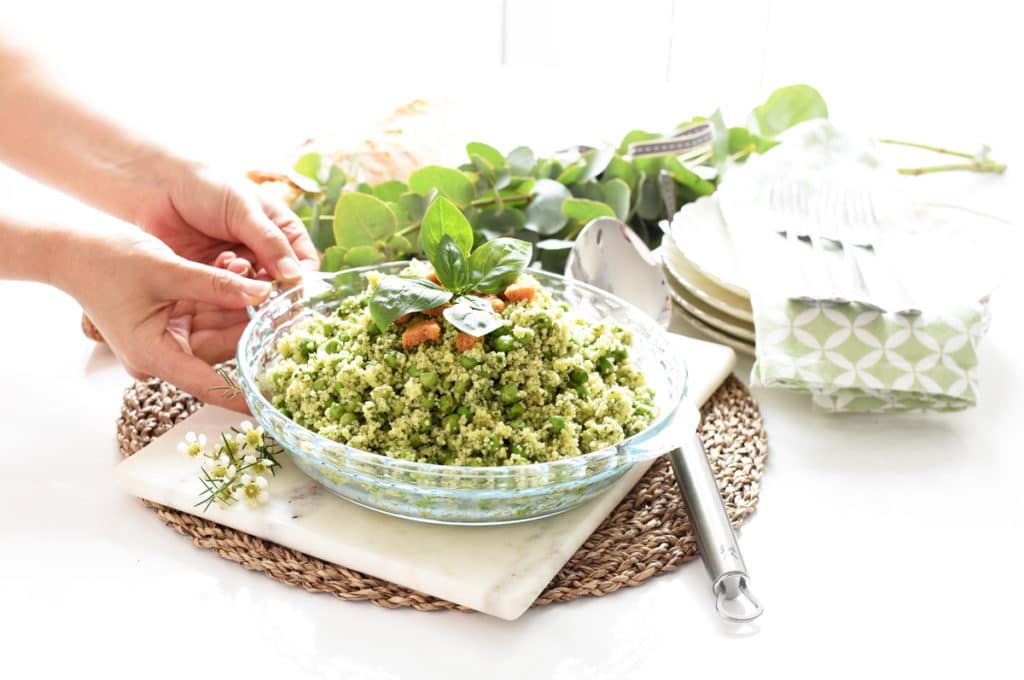 Ensalada fresca de cuscús y guisantes, con crujiente